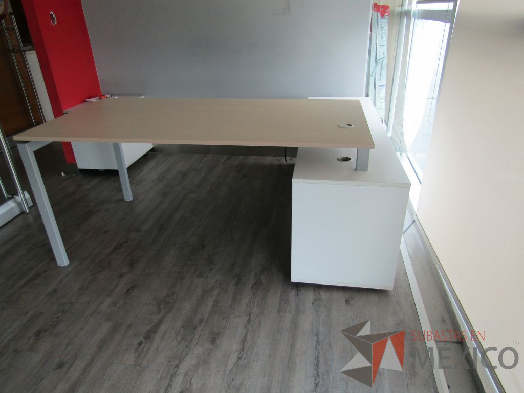 Lote 028 - Escritorio en escuadra con credenza y archivero vertical