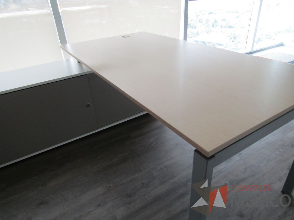Lote 028 - Escritorio en escuadra con credenza y archivero vertical - Imagen 7