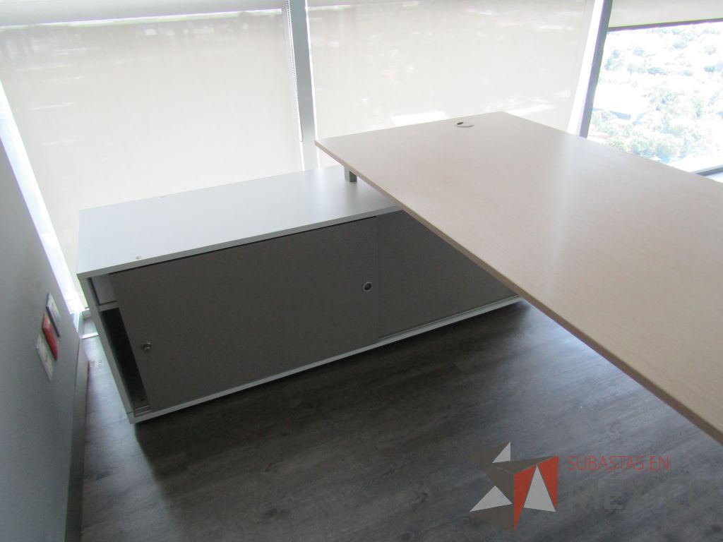 Lote 028 - Escritorio en escuadra con credenza y archivero vertical - Imagen 8