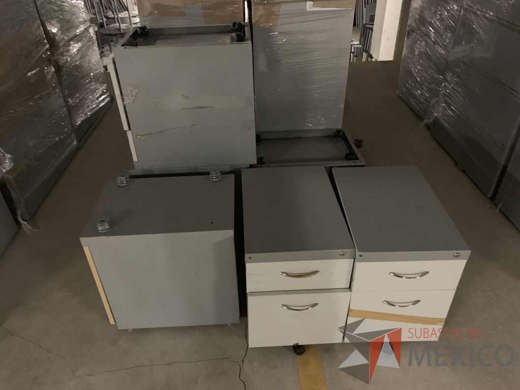 Lote 028 - 1,000 Componentes para estaciones de trabajo, Mamparas, Bases, Cubiertas, Archiveros - Imagen 70