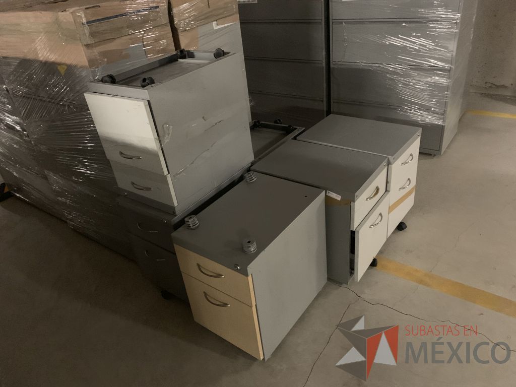 Lote 028 - 1,000 Componentes para estaciones de trabajo, Mamparas, Bases, Cubiertas, Archiveros - Imagen 72