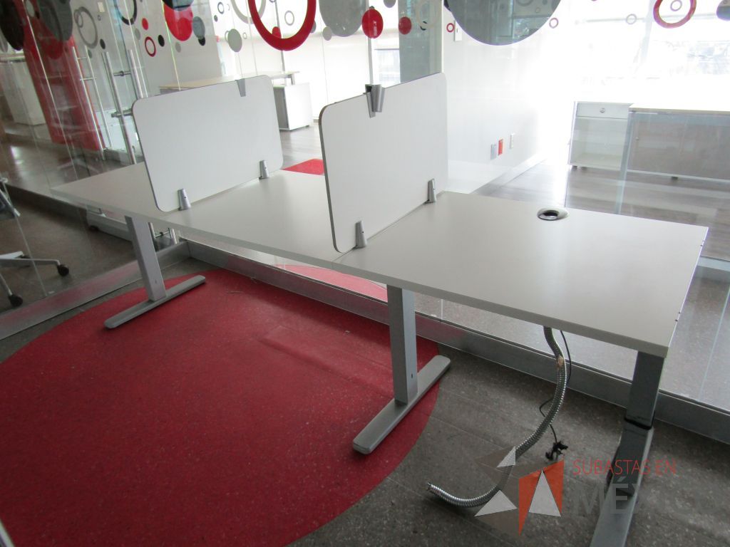 Lote 030 - Estación de Trabajo Tipo Call Center para 3 Personas con 3 Archiveros