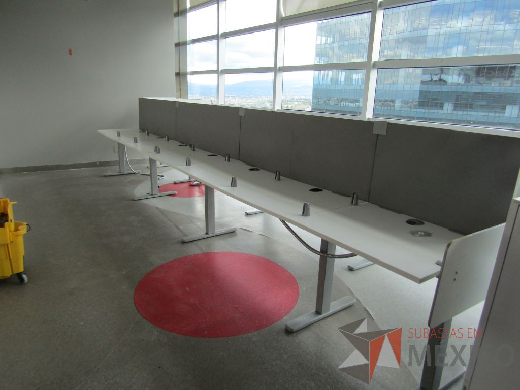 Lote 013 - Estación de trabajo para Call Center para 14 Personas y Mesa para Supervisor - Imagen 2
