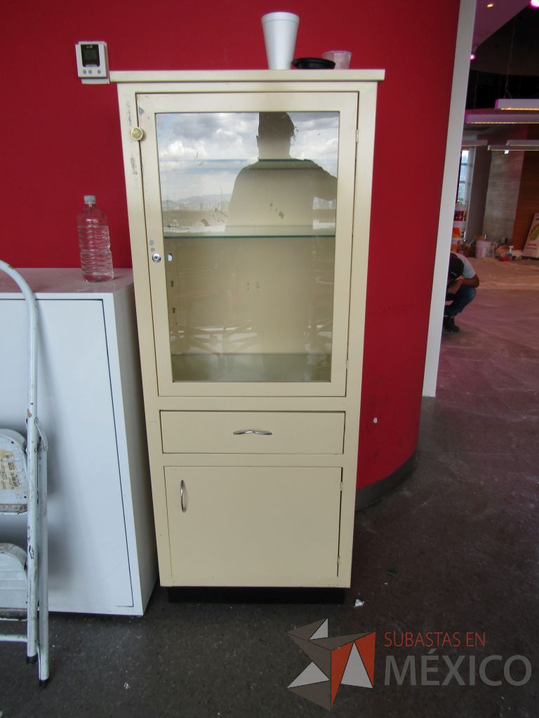 Lote 068 - Mueble con 1 Puerta de Vidrio, 1 Cajón y 1 Puerta Color Café