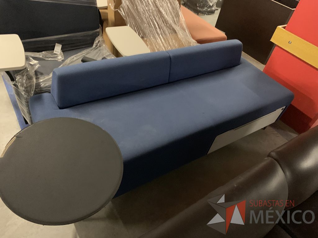 Lote 004 - Sillón de 4 plazas en tela color azul con paleta