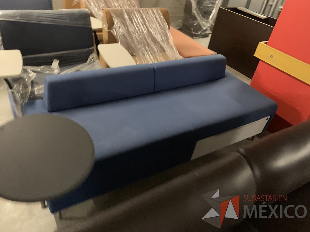 Lote 004 - Sillón de 4 plazas en tela color azul con paleta - Imagen 3