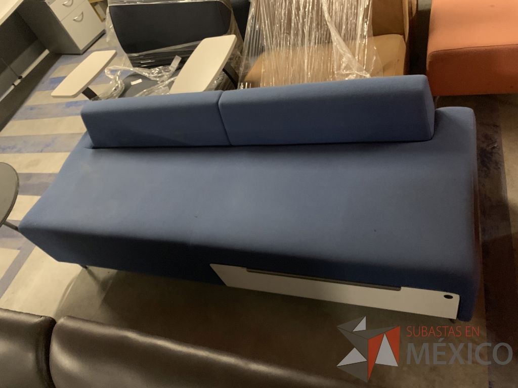 Lote 004 - Sillón de 4 plazas en tela color azul con paleta - Imagen 2