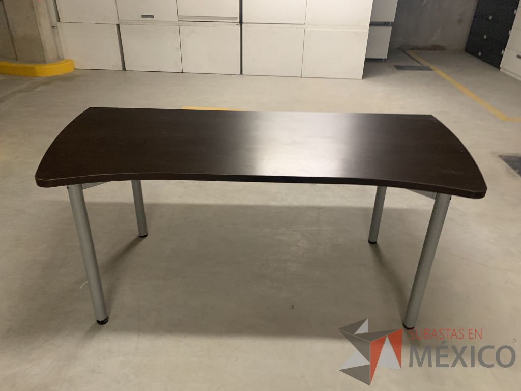 Lote 019 - Mesa de trabajo con base metálica y cubierta color chocolate - Imagen 7
