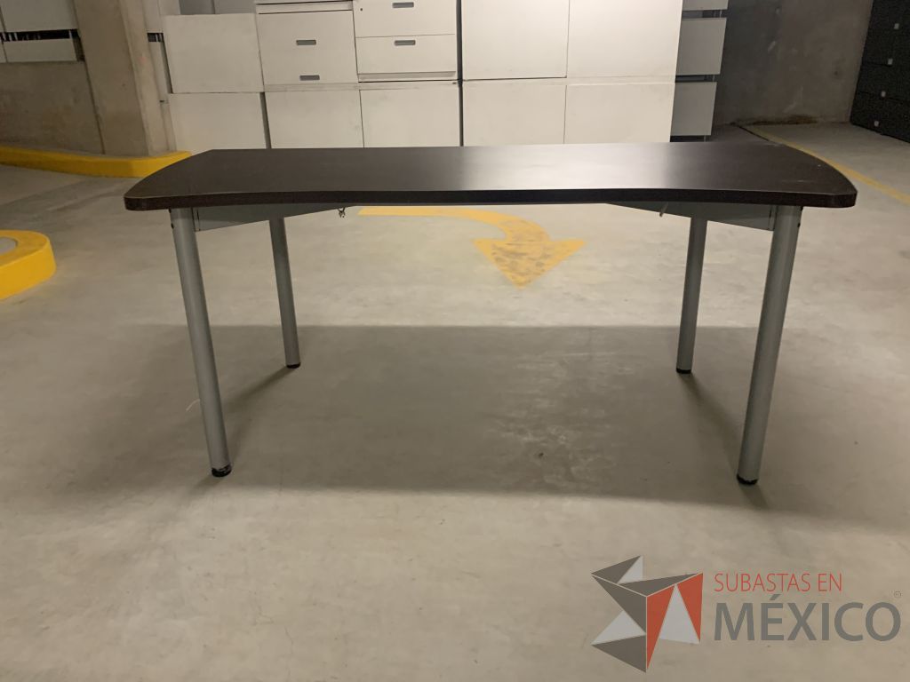 Lote 019 - Mesa de trabajo con base metálica y cubierta color chocolate - Imagen 6