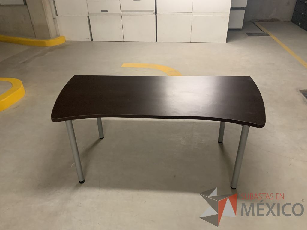 Lote 019 - Mesa de trabajo con base metálica y cubierta color chocolate - Imagen 5