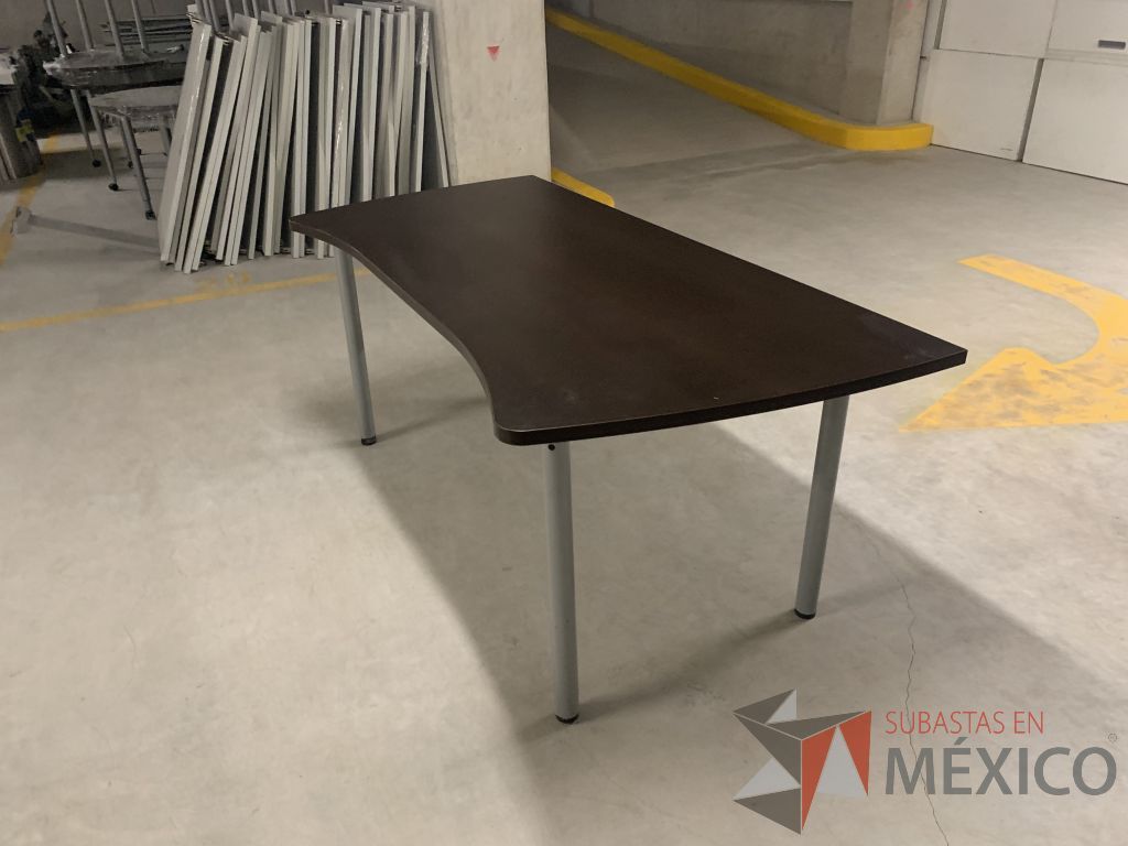 Lote 019 - Mesa de trabajo con base metálica y cubierta color chocolate - Imagen 4