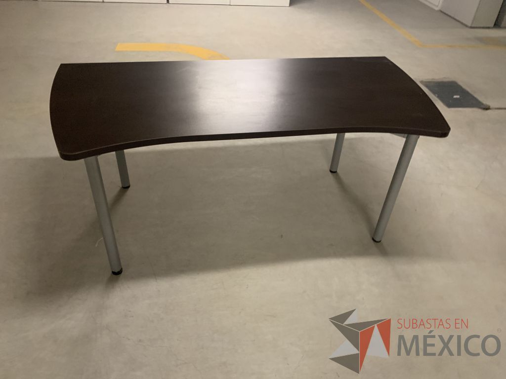Lote 019 - Mesa de trabajo con base metálica y cubierta color chocolate