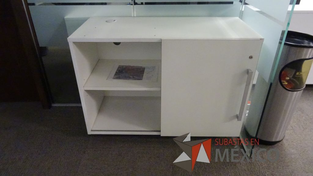 Lote 283 - Mueble de 1 entrepaño, credenza de 2 entrepaños, archivero vertical y mesa de apoyo - Imagen 2