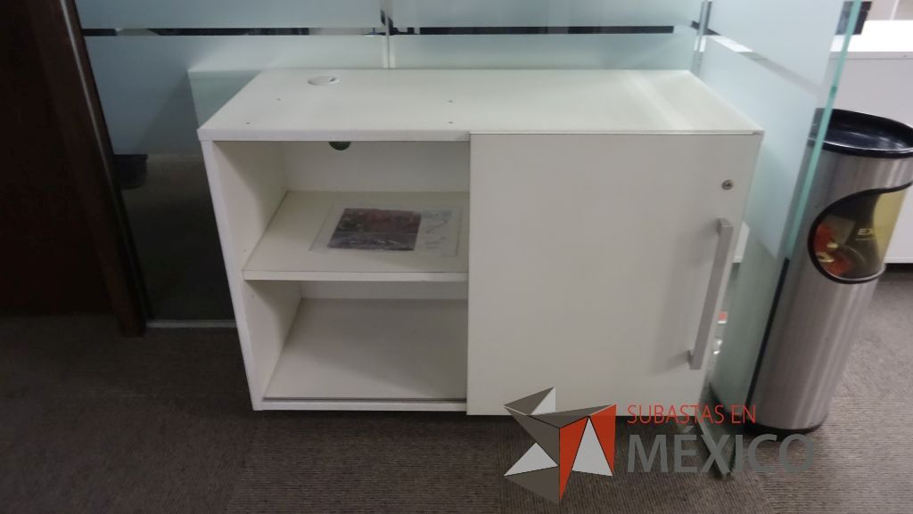 Lote 283 - Mueble de 1 entrepaño, credenza de 2 entrepaños, archivero vertical y mesa de apoyo - Imagen 7