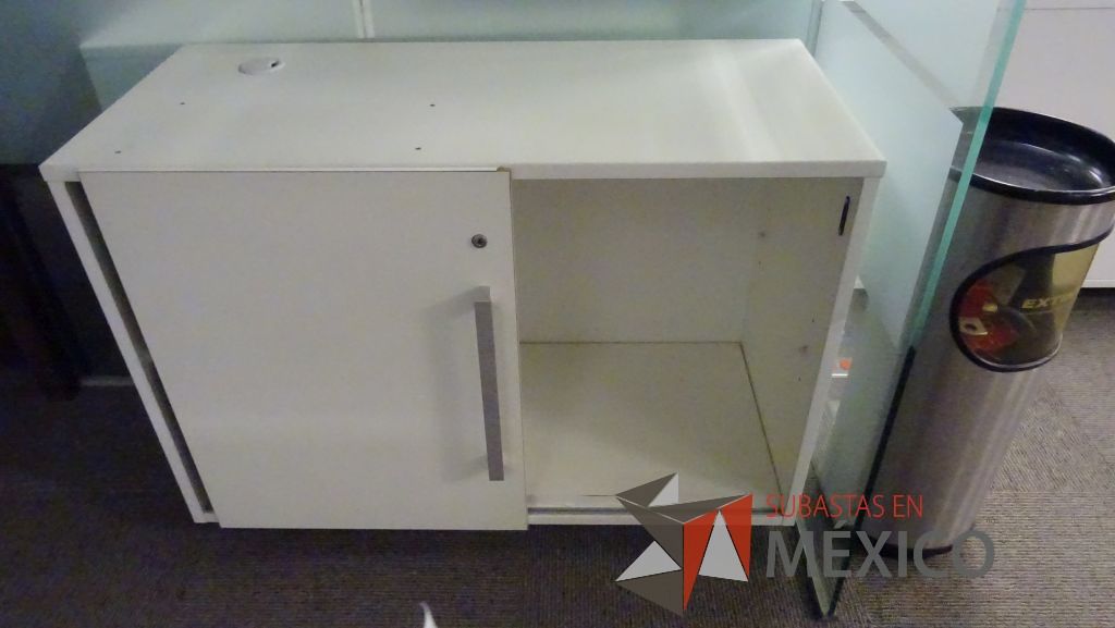 Lote 283 - Mueble de 1 entrepaño, credenza de 2 entrepaños, archivero vertical y mesa de apoyo - Imagen 5