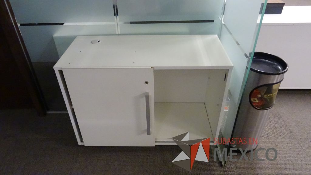 Lote 283 - Mueble de 1 entrepaño, credenza de 2 entrepaños, archivero vertical y mesa de apoyo - Imagen 3