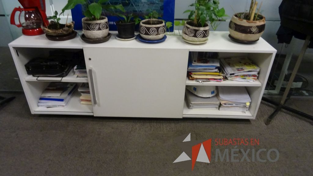 Lote 283 - Mueble de 1 entrepaño, credenza de 2 entrepaños, archivero vertical y mesa de apoyo
