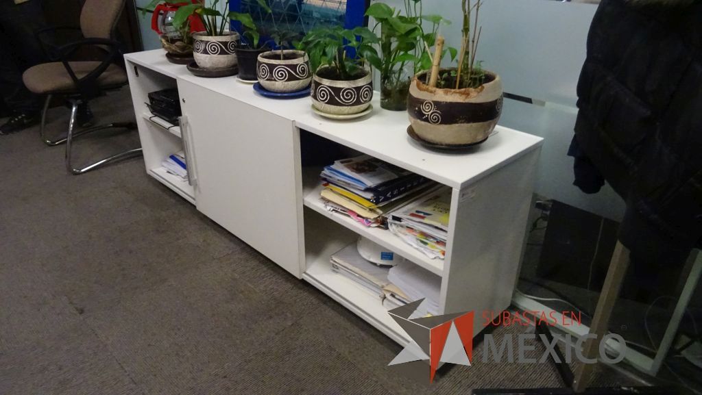 Lote 283 - Mueble de 1 entrepaño, credenza de 2 entrepaños, archivero vertical y mesa de apoyo - Imagen 6