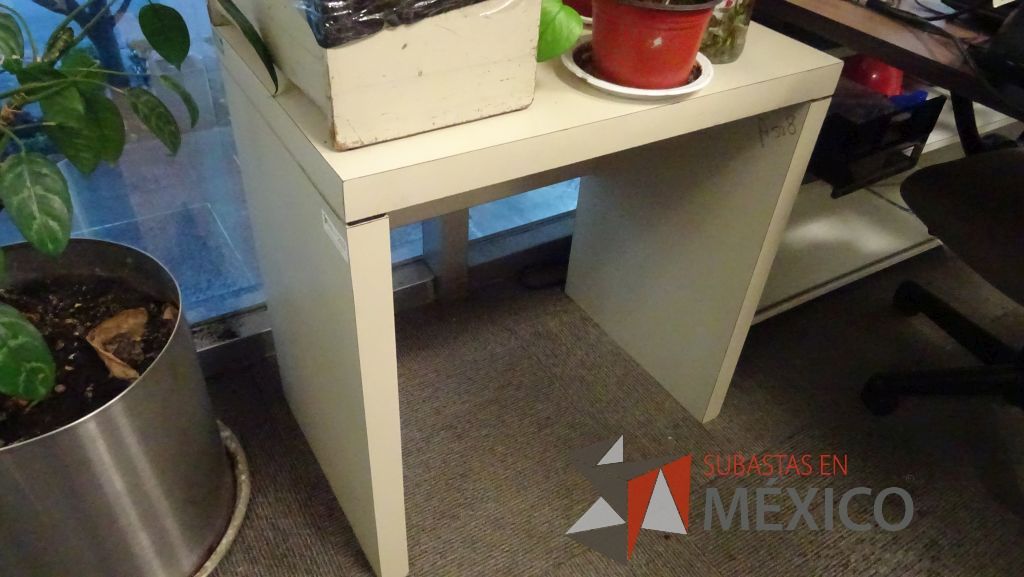 Lote 283 - Mueble de 1 entrepaño, credenza de 2 entrepaños, archivero vertical y mesa de apoyo - Imagen 10