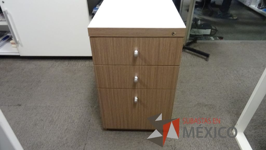 Lote 283 - Mueble de 1 entrepaño, credenza de 2 entrepaños, archivero vertical y mesa de apoyo - Imagen 14