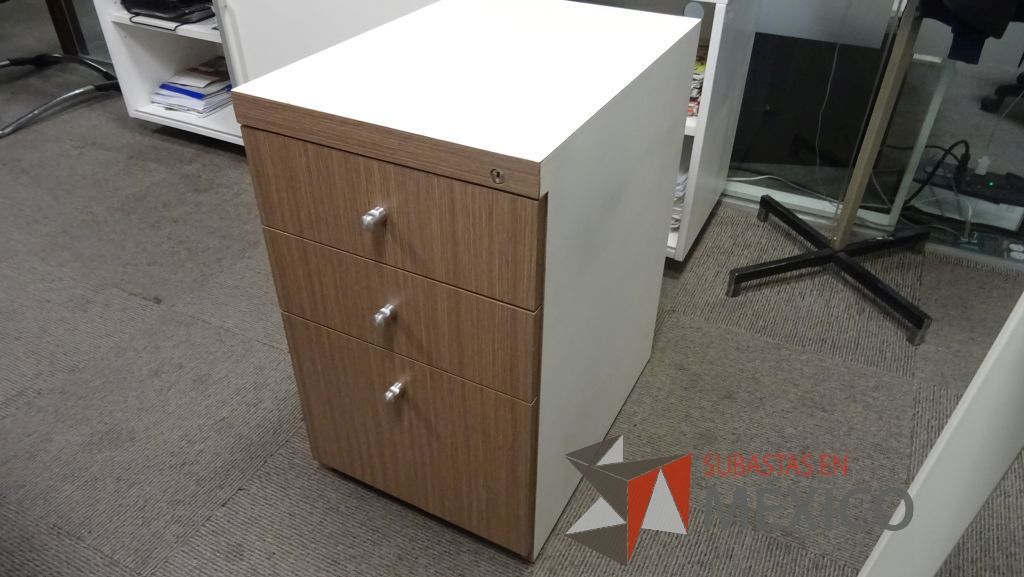 Lote 283 - Mueble de 1 entrepaño, credenza de 2 entrepaños, archivero vertical y mesa de apoyo - Imagen 8