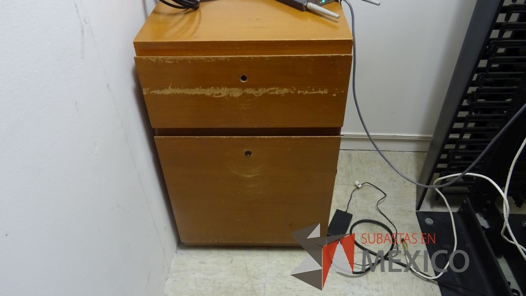 Lote 290 - 27 Canceles de diferentes tamaños y mesa de sala de juntas compuesta por 2 secciones - Imagen 2
