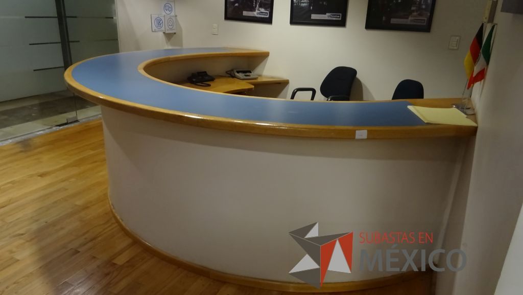 Lote 484 - 2 cubiertas de recepción de madera semicircular, una de ellas con un archivero de 2 cajones - Imagen 5