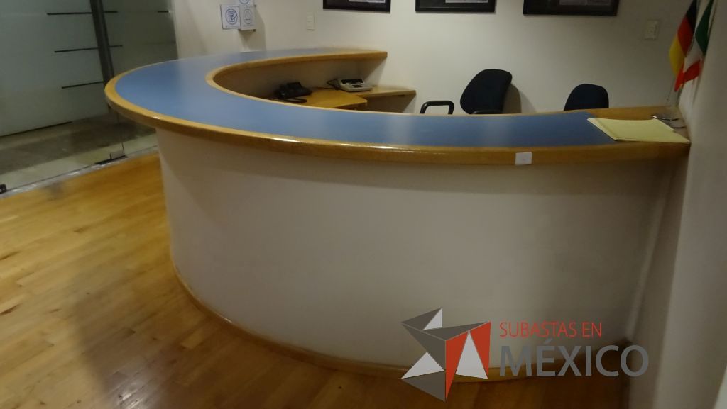Lote 484 - 2 cubiertas de recepción de madera semicircular, una de ellas con un archivero de 2 cajones - Imagen 3