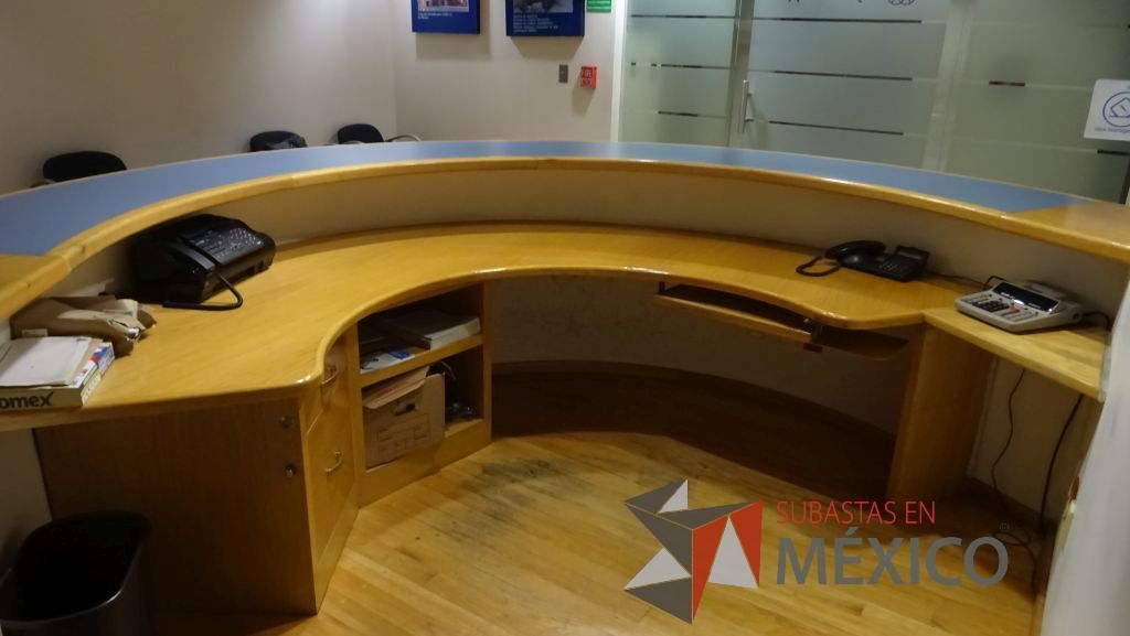 Lote 484 - 2 cubiertas de recepción de madera semicircular, una de ellas con un archivero de 2 cajones