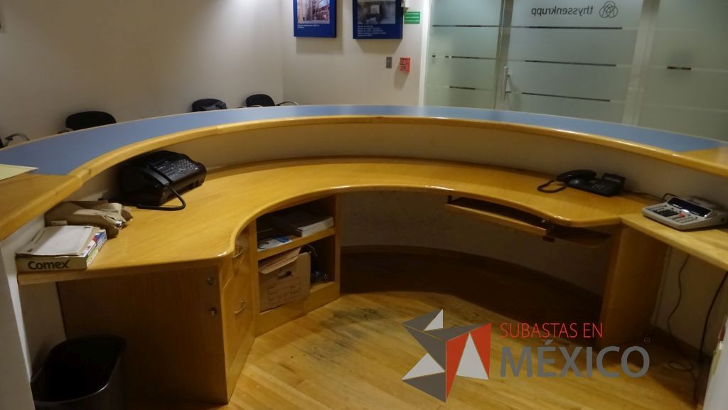 Lote 484 - 2 cubiertas de recepción de madera semicircular, una de ellas con un archivero de 2 cajones - Imagen 4