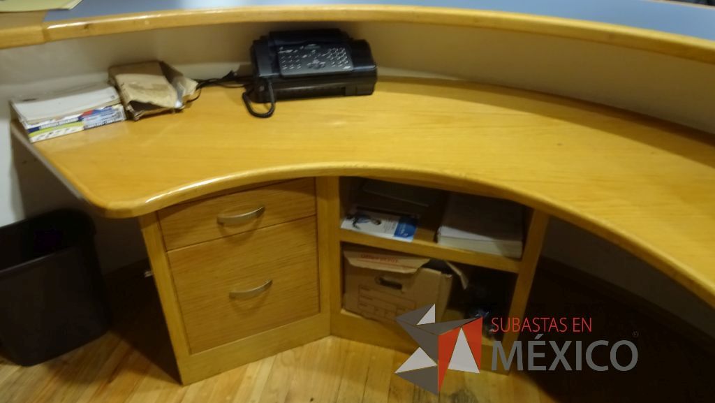 Lote 484 - 2 cubiertas de recepción de madera semicircular, una de ellas con un archivero de 2 cajones - Imagen 6
