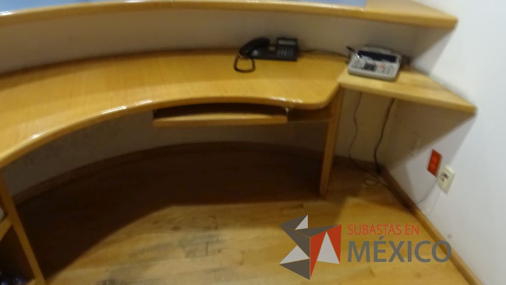 Lote 484 - 2 cubiertas de recepción de madera semicircular, una de ellas con un archivero de 2 cajones - Imagen 7