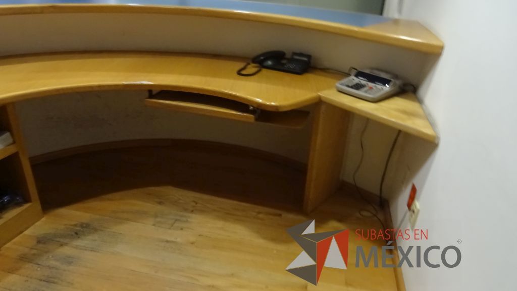 Lote 484 - 2 cubiertas de recepción de madera semicircular, una de ellas con un archivero de 2 cajones - Imagen 8
