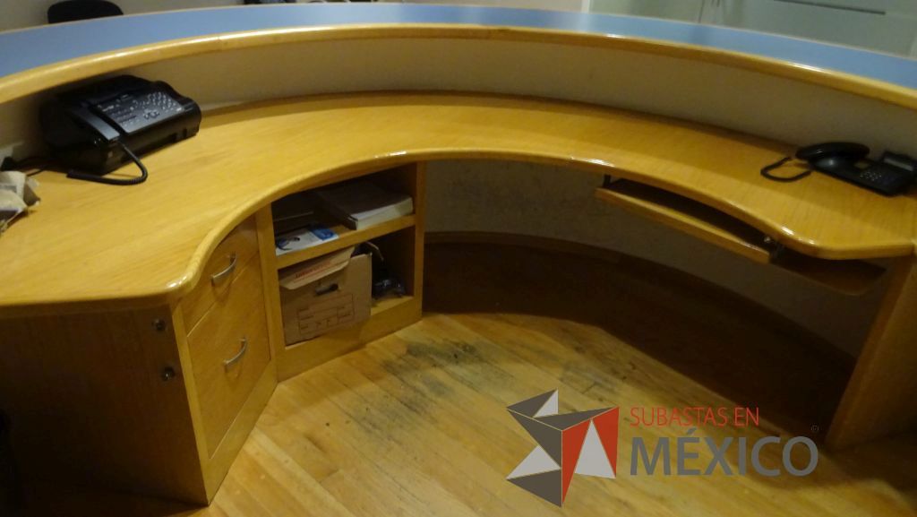 Lote 484 - 2 cubiertas de recepción de madera semicircular, una de ellas con un archivero de 2 cajones - Imagen 9