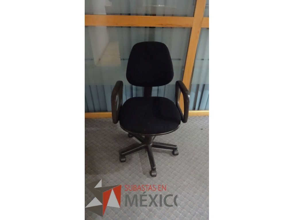 Lote 486 - 2 Sillas operativas en tela color negro con descansabrazos y ruedas