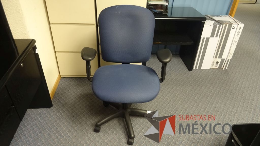 Lote 526 - Silla operativa en tela color azul con descanzabrazos y ruedas