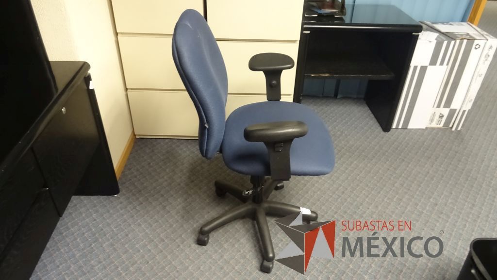 Lote 526 - Silla operativa en tela color azul con descanzabrazos y ruedas - Imagen 2