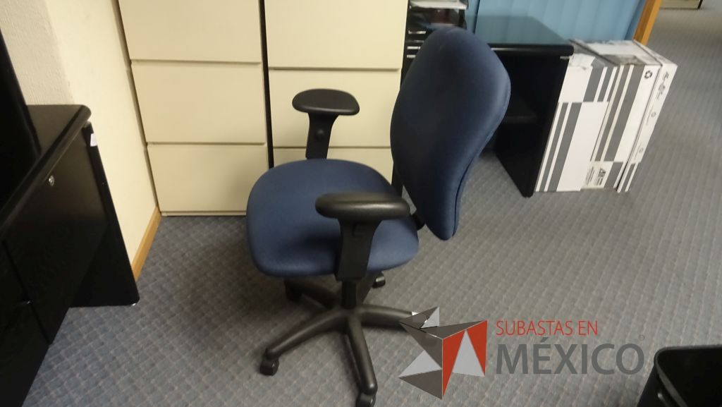 Lote 526 - Silla operativa en tela color azul con descanzabrazos y ruedas - Imagen 4