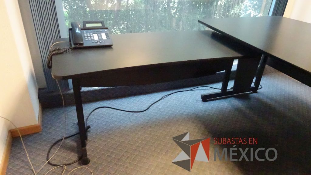 Lote 501 - Escritorio en escuadra y 4 sillas operativas en tela - Imagen 16