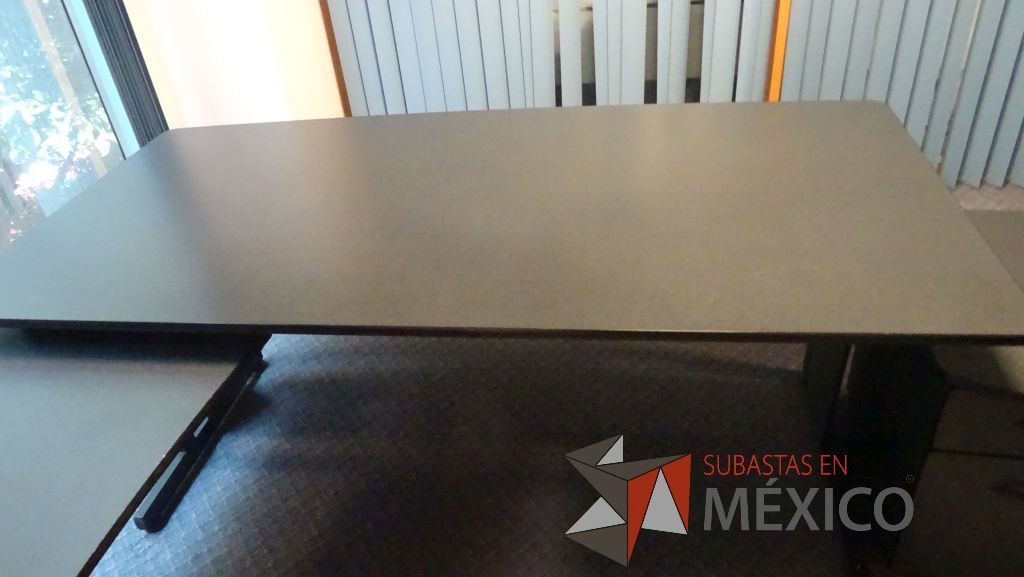 Lote 511 - Escritorio en escuadra color negro, base metálica - Imagen 11