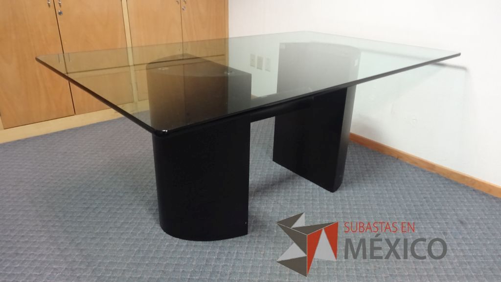 Lote 025 - 2 Libreros de 8 compartimientos y escritorio con cubierta de cristal y base metálica