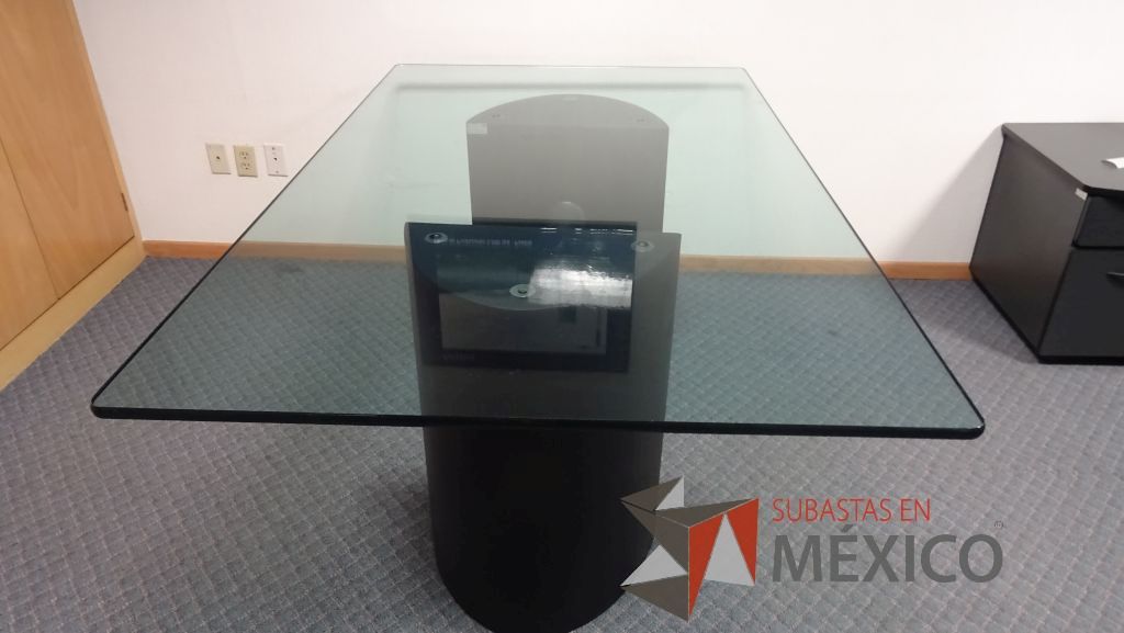 Lote 025 - 2 Libreros de 8 compartimientos y escritorio con cubierta de cristal y base metálica - Imagen 7