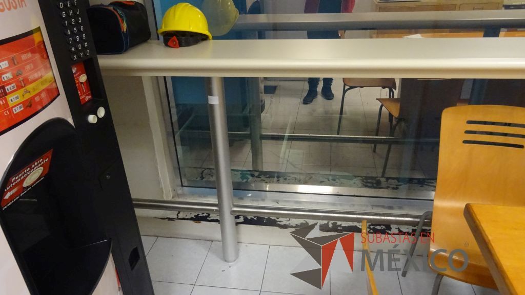 Lote 498 - Barra para cocina, credenza de madera con 3 puertas, gabinete superior, mueble de cocina con tarja de acero inoxidable, 4 puertas, mesa de apoyo y 2 sillas pegables - Imagen 2