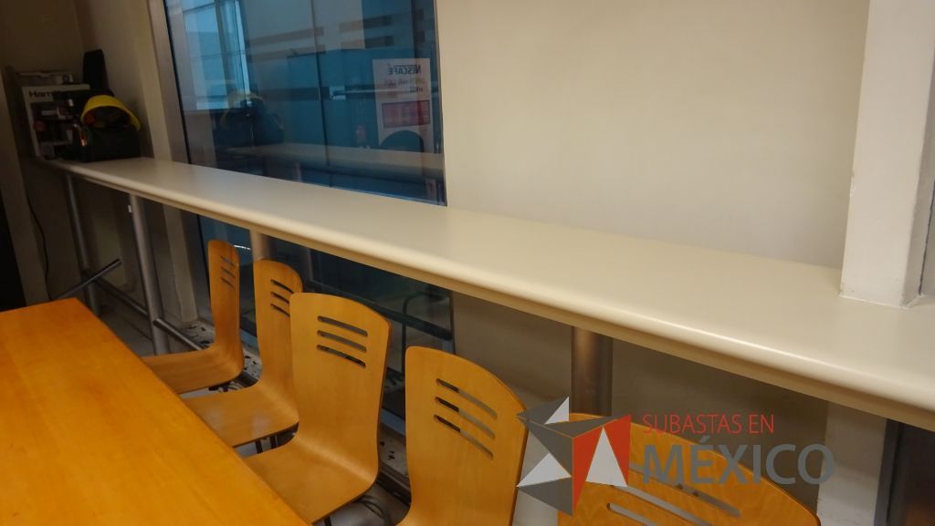 Lote 498 - Barra para cocina, credenza de madera con 3 puertas, gabinete superior, mueble de cocina con tarja de acero inoxidable, 4 puertas, mesa de apoyo y 2 sillas pegables - Imagen 4