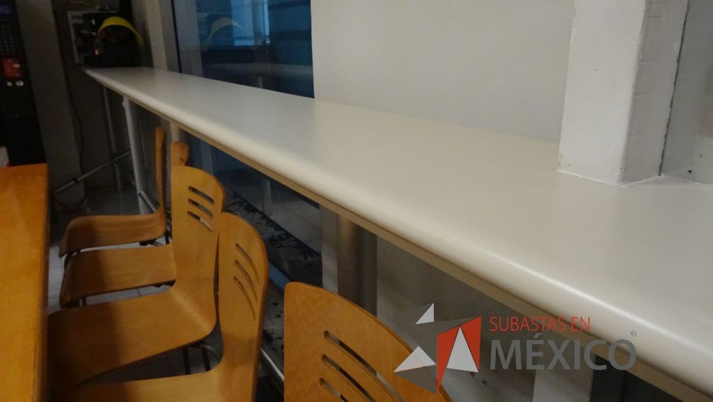 Lote 498 - Barra para cocina, credenza de madera con 3 puertas, gabinete superior, mueble de cocina con tarja de acero inoxidable, 4 puertas, mesa de apoyo y 2 sillas pegables - Imagen 5