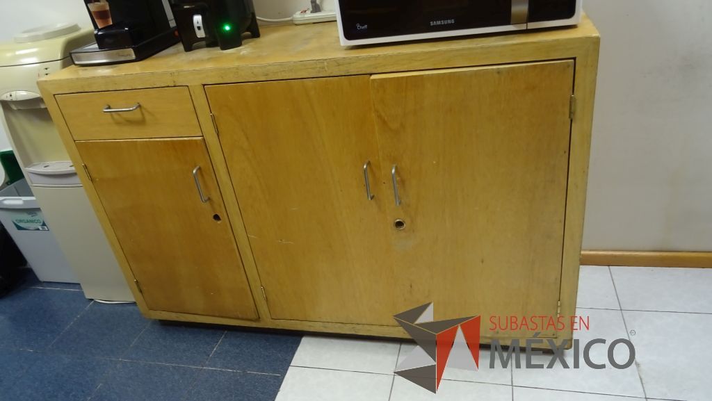 Lote 498 - Barra para cocina, credenza de madera con 3 puertas, gabinete superior, mueble de cocina con tarja de acero inoxidable, 4 puertas, mesa de apoyo y 2 sillas pegables - Imagen 6