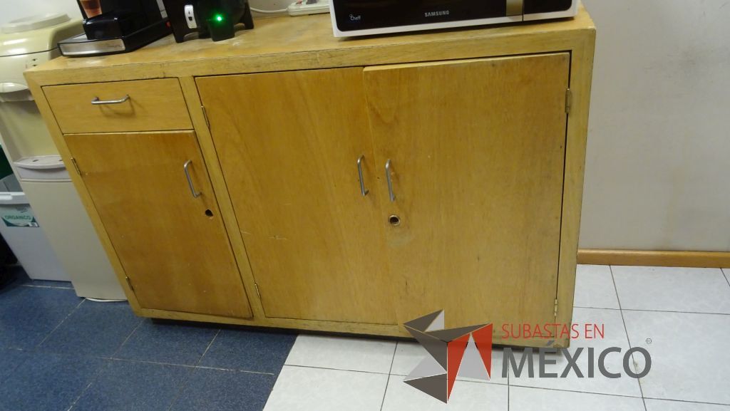 Lote 498 - Barra para cocina, credenza de madera con 3 puertas, gabinete superior, mueble de cocina con tarja de acero inoxidable, 4 puertas, mesa de apoyo y 2 sillas pegables - Imagen 7