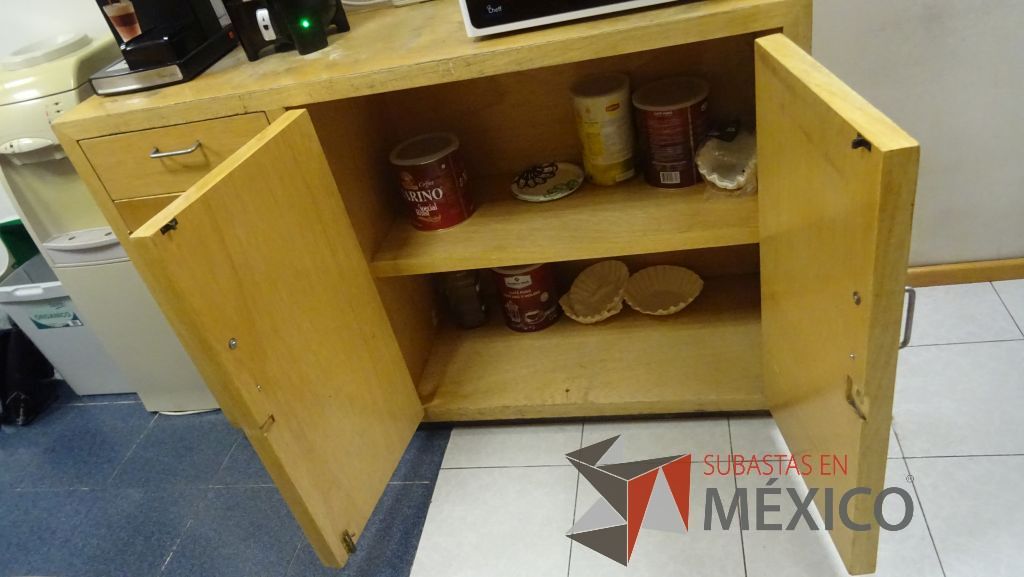Lote 498 - Barra para cocina, credenza de madera con 3 puertas, gabinete superior, mueble de cocina con tarja de acero inoxidable, 4 puertas, mesa de apoyo y 2 sillas pegables - Imagen 8