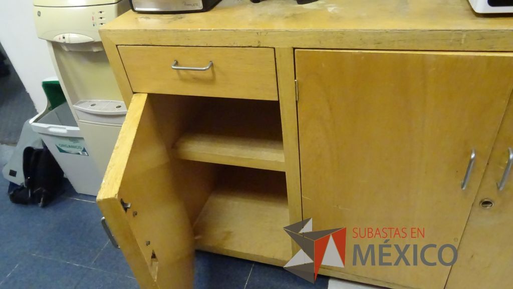 Lote 498 - Barra para cocina, credenza de madera con 3 puertas, gabinete superior, mueble de cocina con tarja de acero inoxidable, 4 puertas, mesa de apoyo y 2 sillas pegables - Imagen 9