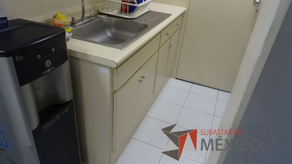 Lote 498 - Barra para cocina, credenza de madera con 3 puertas, gabinete superior, mueble de cocina con tarja de acero inoxidable, 4 puertas, mesa de apoyo y 2 sillas pegables